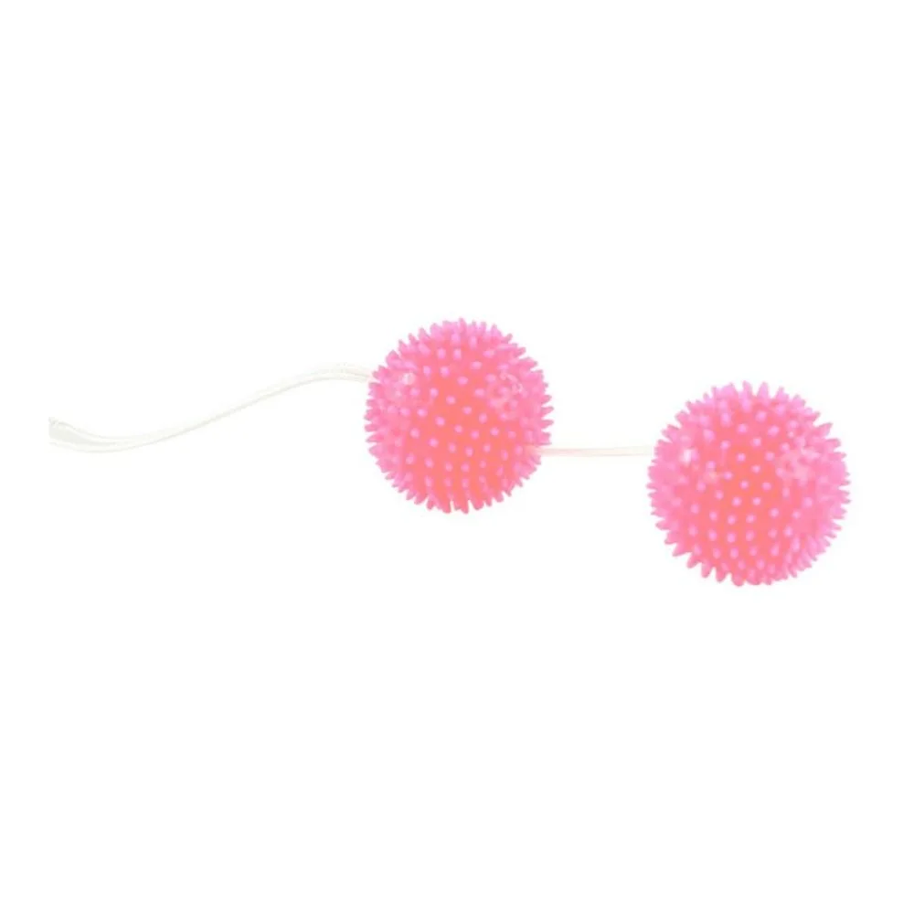 Deux boules de Geisha rose vif en silicone, couvertes de picots, reliées par une ficelle blanche de retrait sur fond blanc