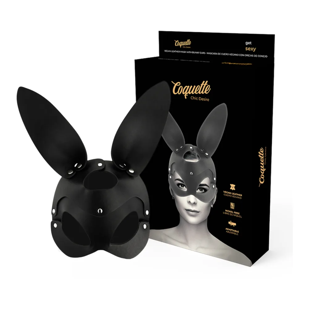 Masque en cuir vegan noir avec longues oreilles dressées, coque moulée aux yeux avec studs, présenté avec son emballage noir et blanc à motif lapin