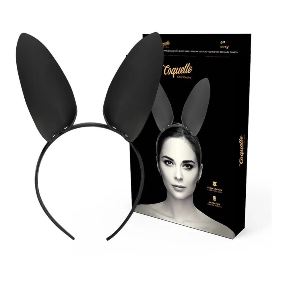Serre-tête à oreilles de lapin noires en cuir végane aux oreilles souples, présenté sur modèle et son emballage noir