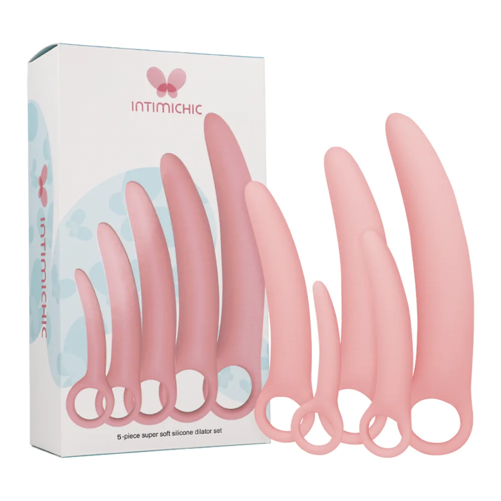 Schéma présentant cinq dilatateurs vaginaux en silicone rose de tailles progressives, de 70 mm à 165 mm, avec dimensions indiquées (13 mm, 22 mm, 27 mm, 32 mm, 38 mm de diamètre)