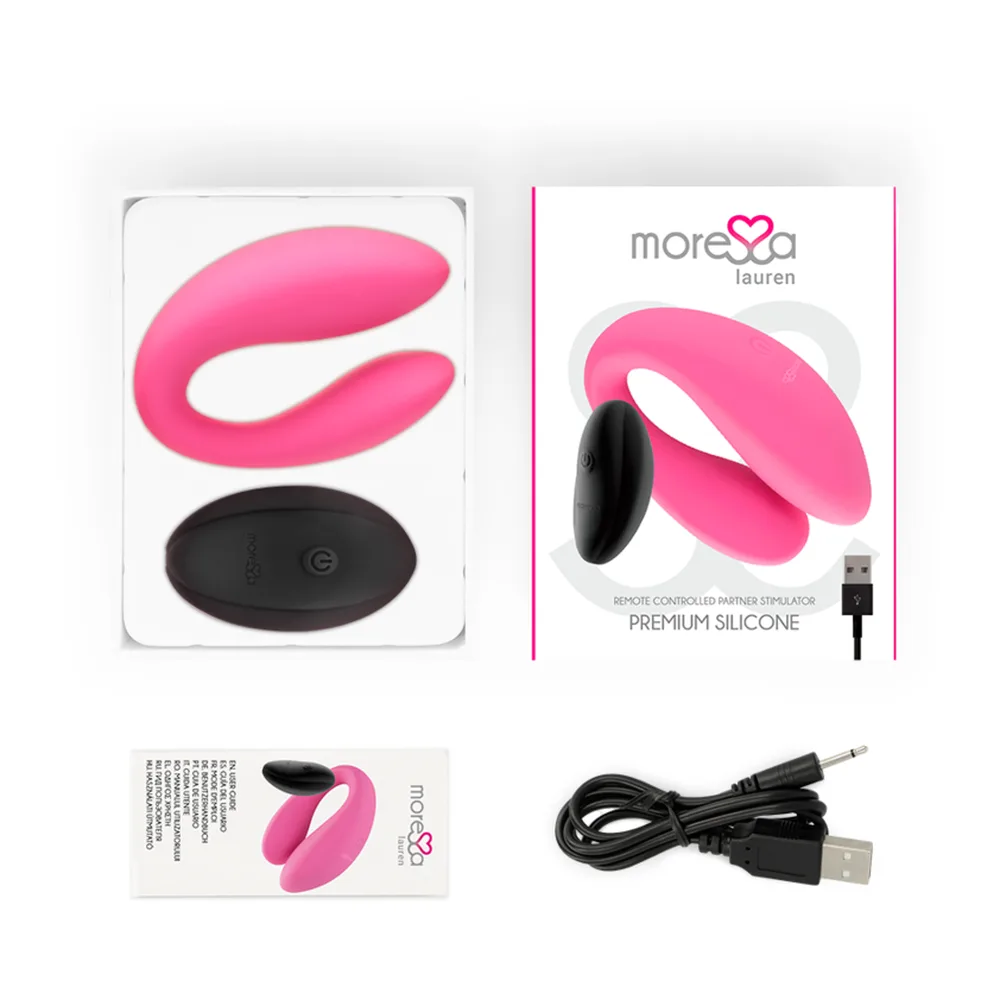 Stimulateur rose vif avec structure en boucle ouverte, télécommande noire elliptique dotée d'un bouton d'alimentation, fond blanc neutre