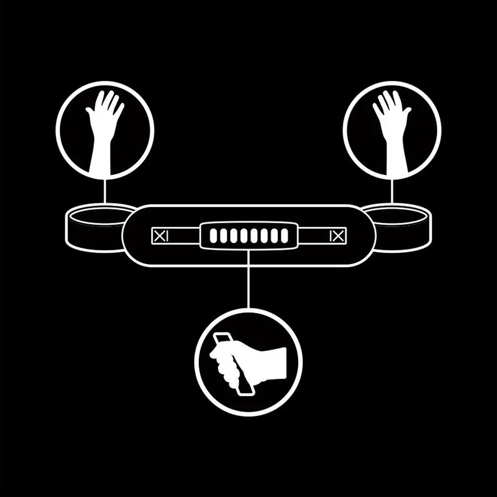 Emballage noir de menottes de style doggy avec poignée, affichant des illustrations des bracelets en néoprène et de la poignée rigide, marque Fetish Submissive