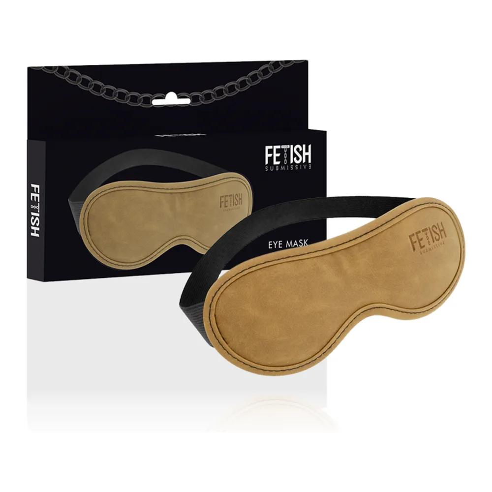 Masque de yeux en cuir vegan camel clair avec sangle élastique noire ajustable, vue de trois quarts sur fond blanc