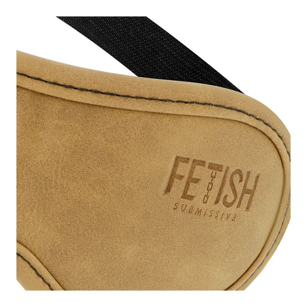 Masque de yeux en cuir vegan camel clair avec sangle élastique noire ajustable, vue de trois quarts sur fond blanc