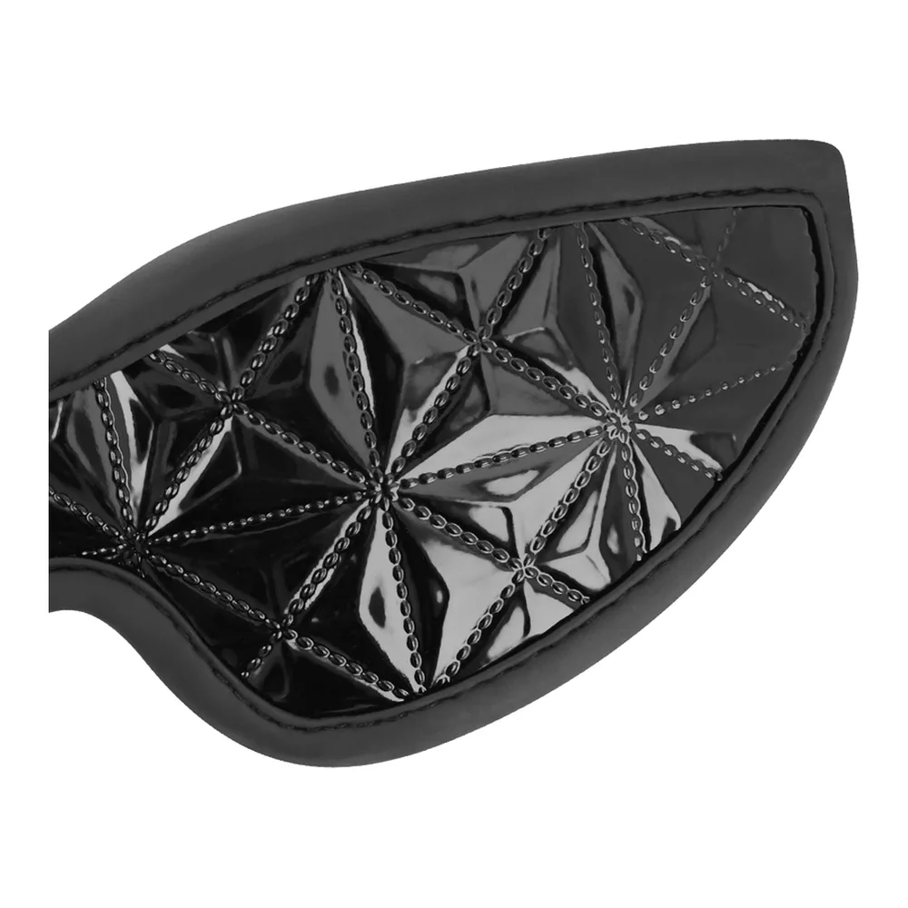 Masque bandeau noir avec surface gauffrée en relief géométrique de carrés et losanges, élastique réglable à l'arrière, sur fond blanc