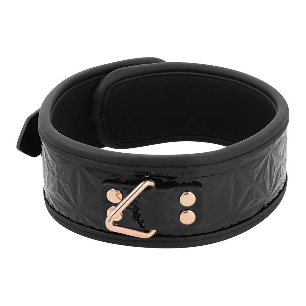 Collier noir matelassé en cuir végétalien avec boucle et anneaux en métal cuivré, accompagné d'une chaîne et d'une laisse noire assortie sur fond blanc