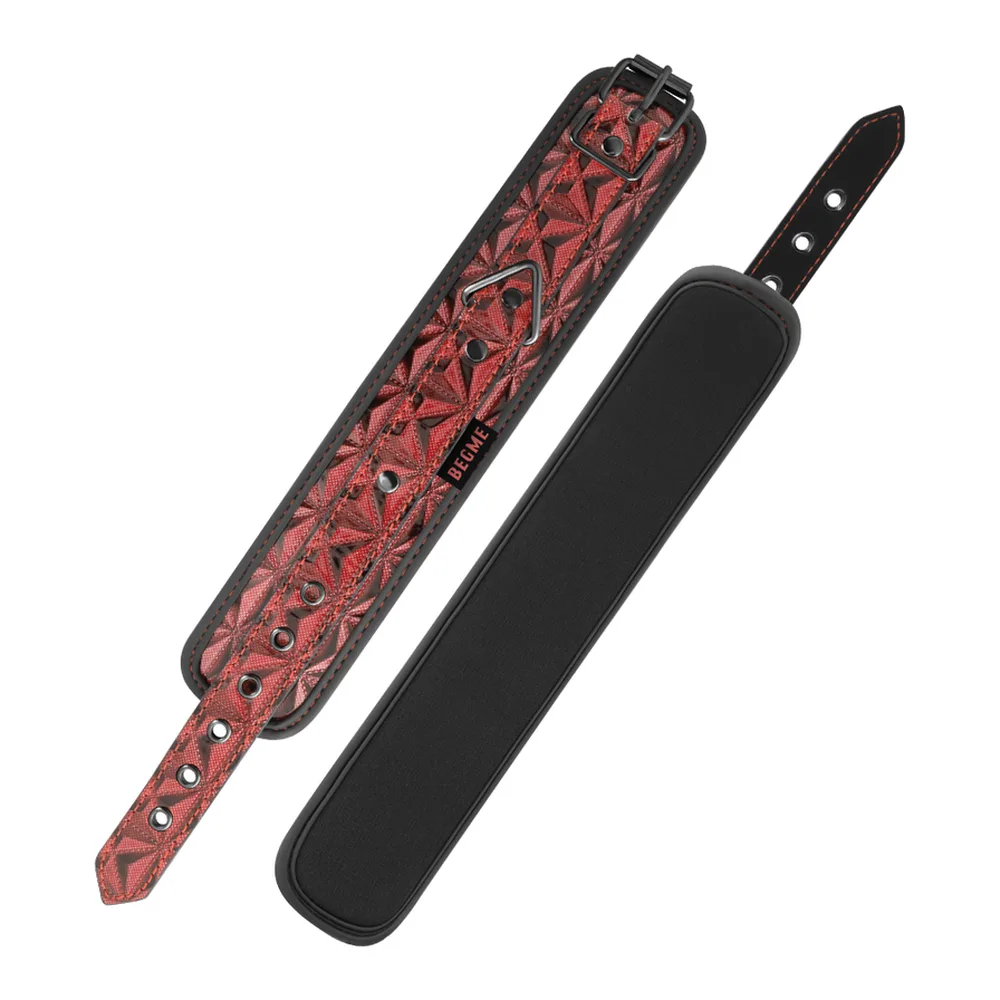 Paire de menottes de chevilles en tissu rouge motif géométrique noir avec bordure noire, doublure intérieure, boucles réglables et chaîne de liaison métallique noire