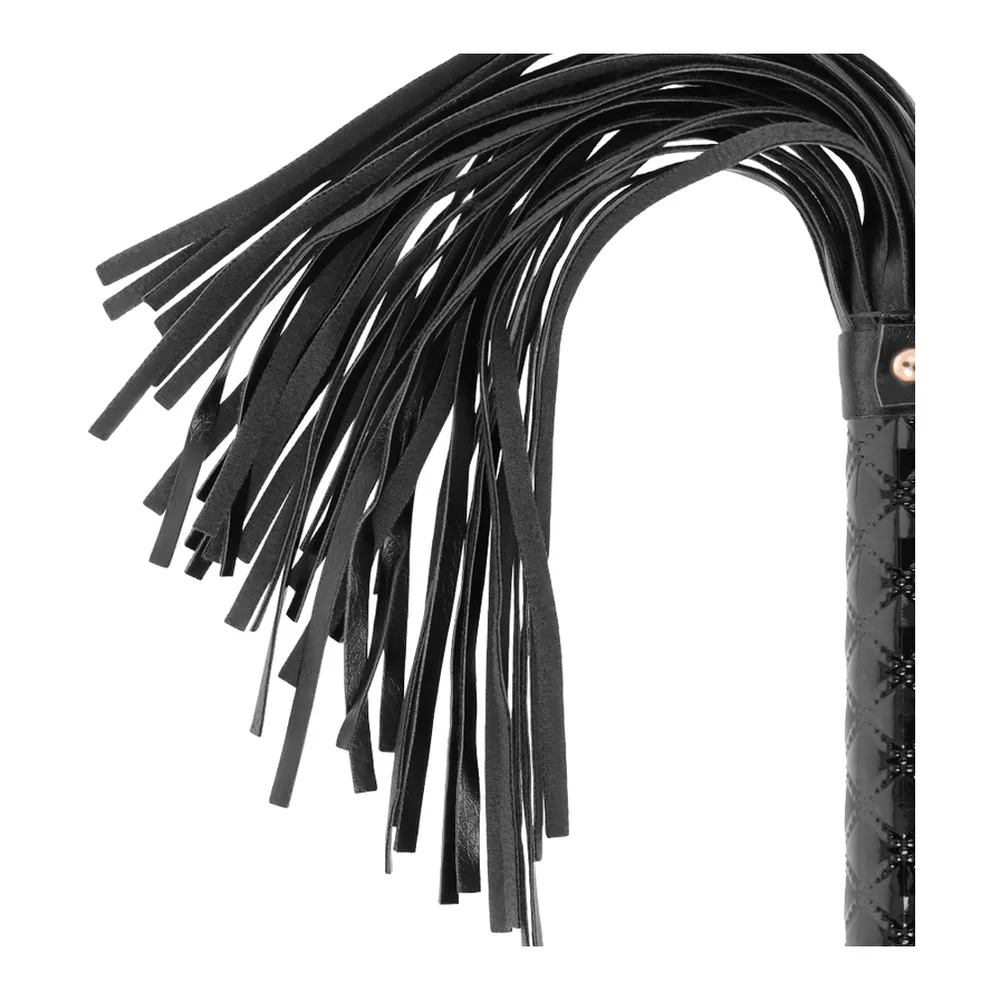 Martinet noir avec manche matelassé en relief, dragonne et nombreuses mèches souples retombantes, monté sur fond blanc