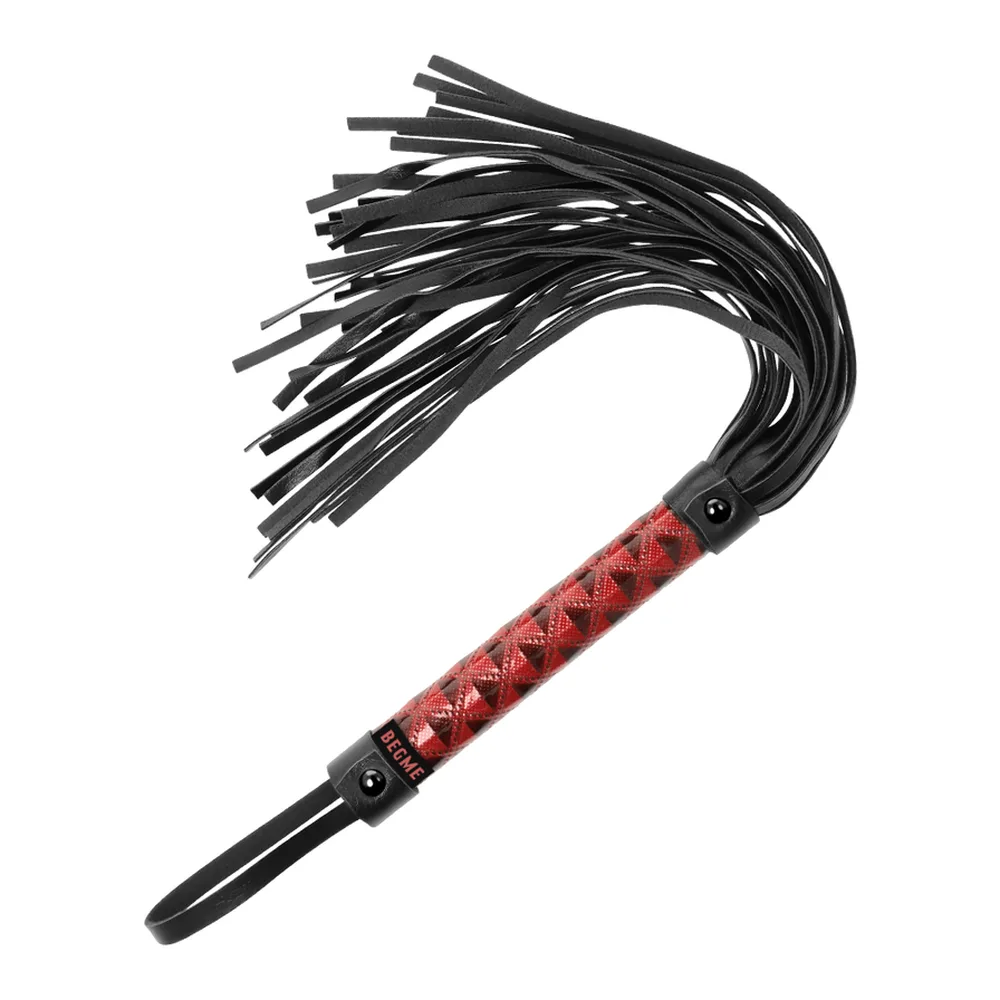 Martinet noir avec manche matelassé en relief, dragonne et nombreuses mèches souples retombantes, monté sur fond blanc