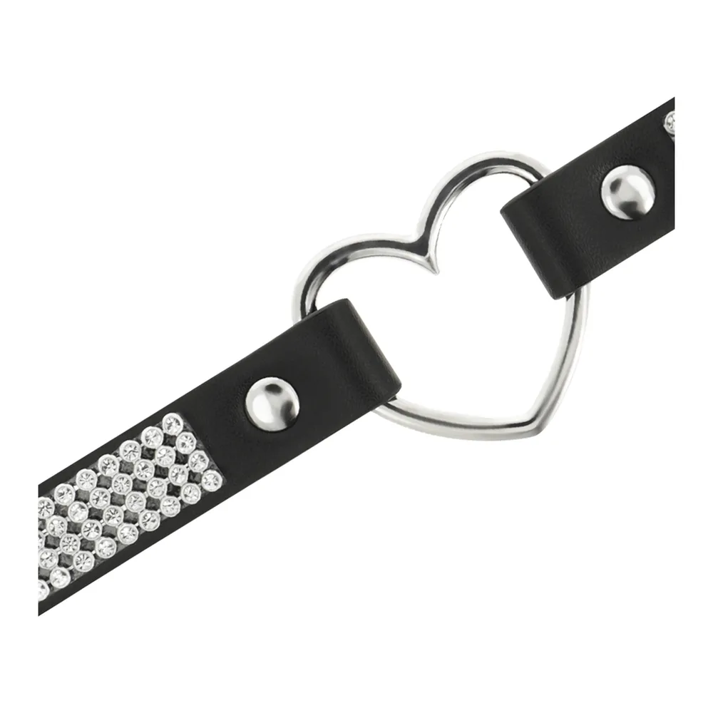 Emballage du ras-de-cou Aiguille en cuir vegan noir avec cœur argenté, montrant le collier ajustable avec rivets et ses certifications nickel-free et vegan