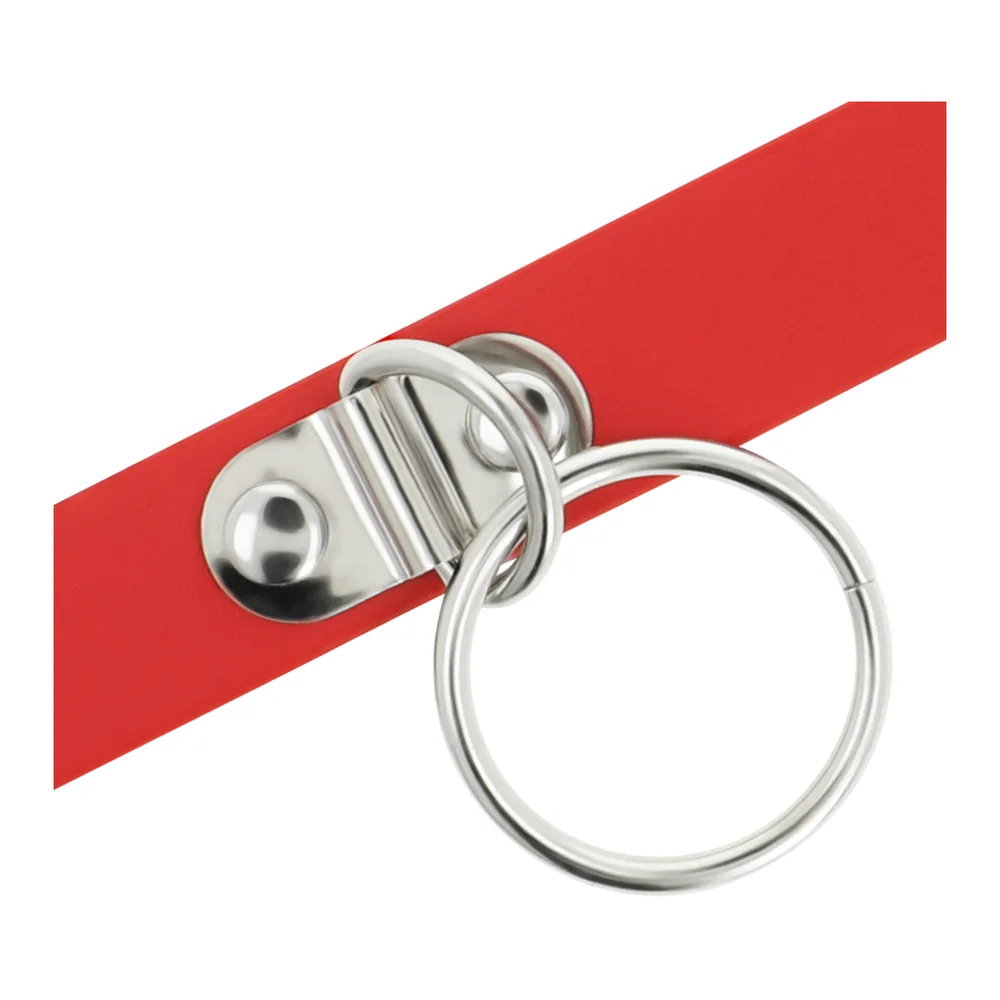 Collier en cuir vegan rouge avec boucle carrée argentée et anneau O métallique, sur fond blanc