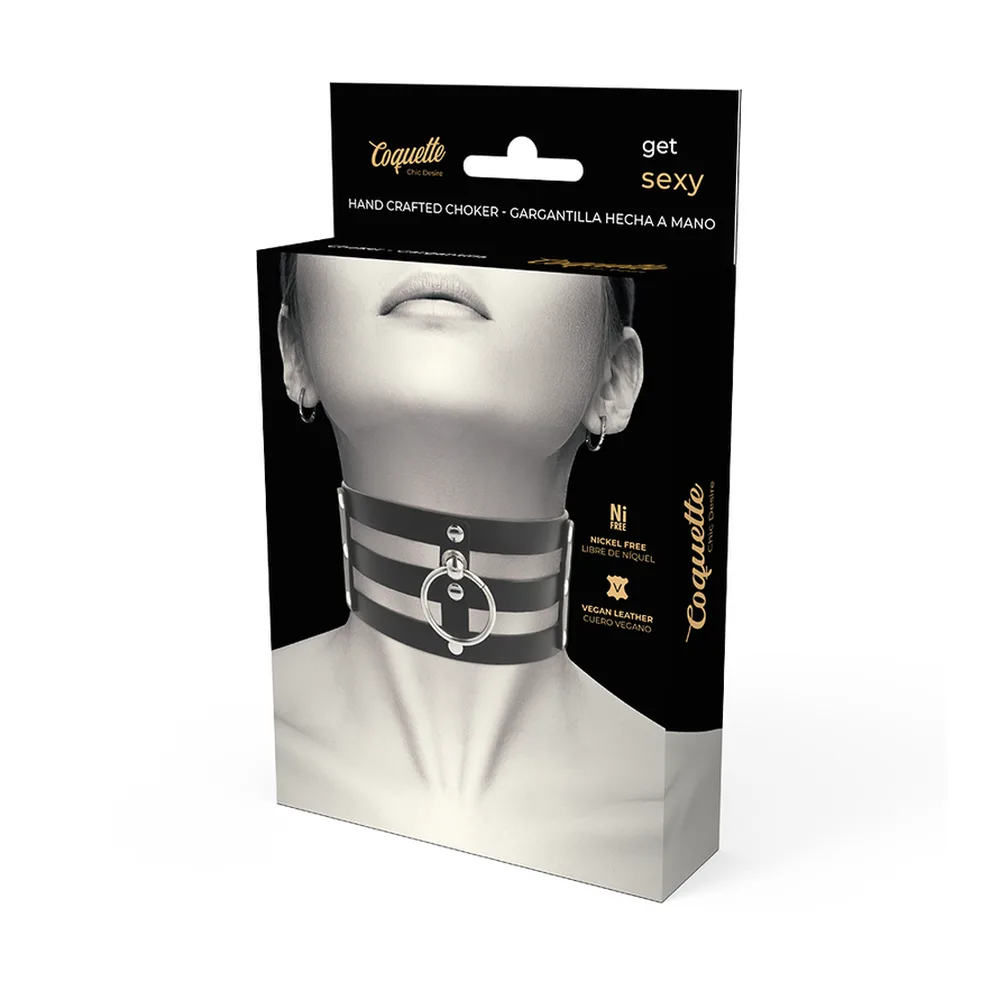 Emballage du ras de cou en cuir végan noir avec trois lanières ajourées et anneau central, présenté sur mannequin blanc sans visage, fond noir et blanc