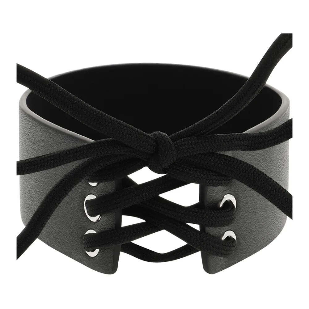 Collier ras-du-cou gris clair avec laçage de corset en ruban noir noué, œillets métalliques visibles, fond blanc