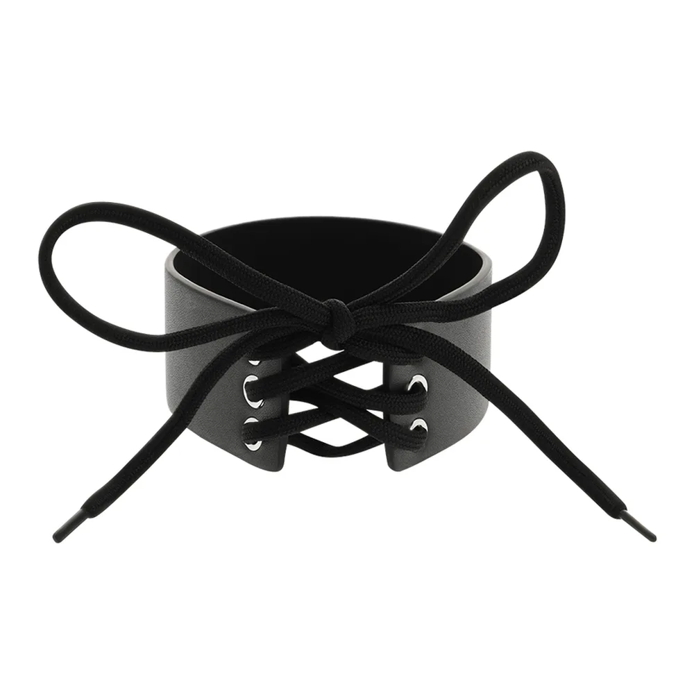 Collier ras-du-cou gris clair avec laçage de corset en ruban noir noué, œillets métalliques visibles, fond blanc