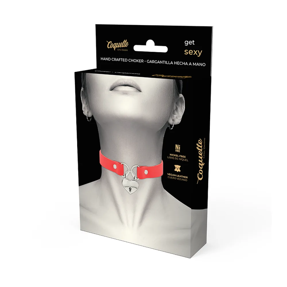 Emballage du collier Oquette avec vue du produit : lanière de cuir vegan rouge de 40 cm et cadenas en forme de cœur argenté avec clé, sur fond gris