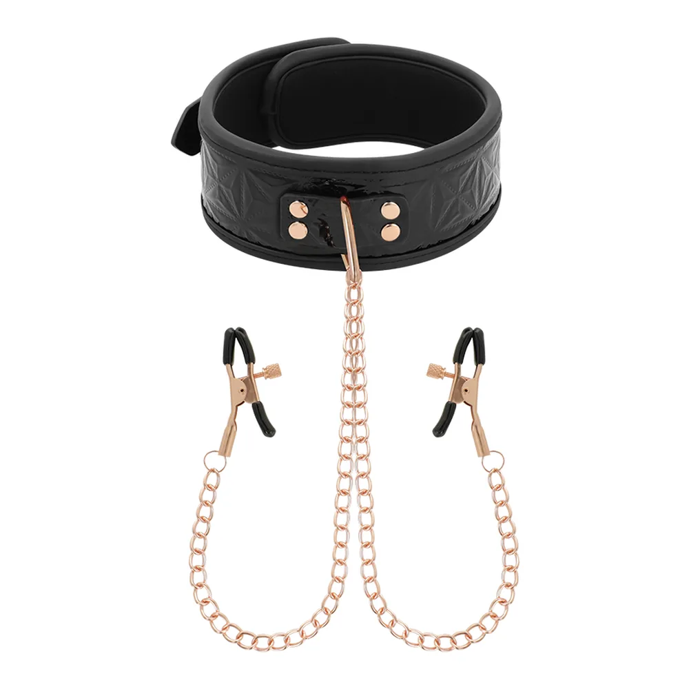 Collier large en simili-cuir rouge motifs noirs avec intérieur doublé noir, doté de deux chaînes métalliques reliées à deux pinces à tétons noires, sur fond blanc