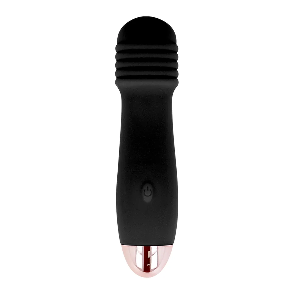 Emballage du vibromasseur Dolce Vita noir avec tête large cannelée, corps compact et cordon USB de recharge visible à côté