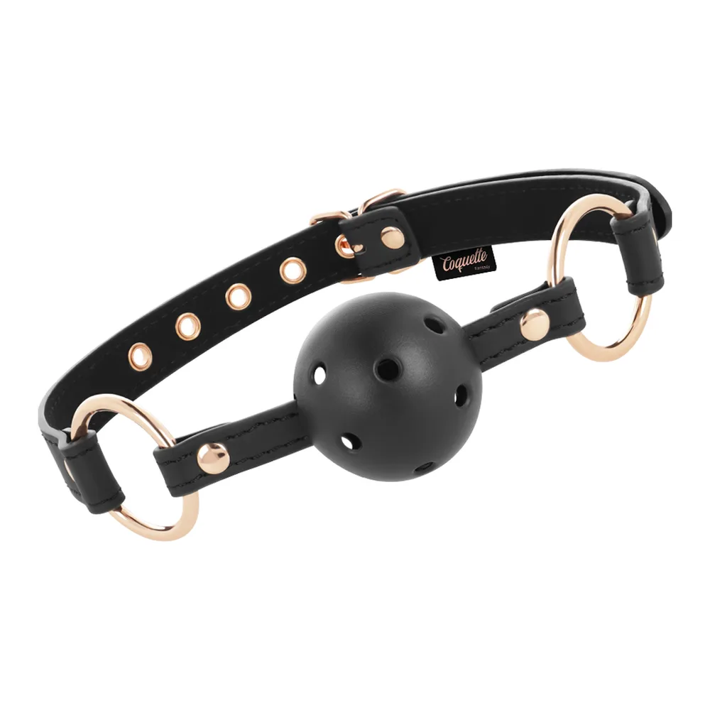 Baillon boule ajourée noir avec sangle en cuir synthétique vegan, piquants dorés, boule respirante et anneaux dorés, sur fond blanc