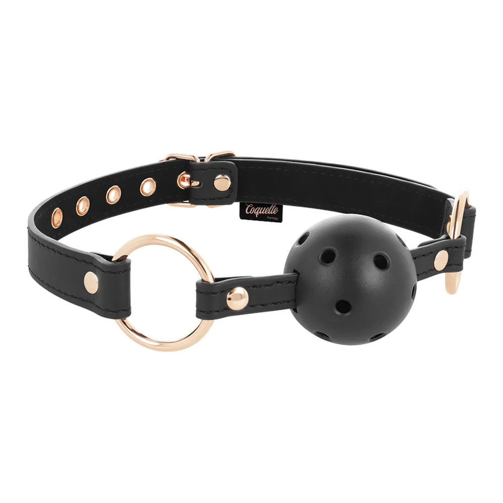 Baillon boule ajourée noir avec sangle en cuir synthétique vegan, piquants dorés, boule respirante et anneaux dorés, sur fond blanc