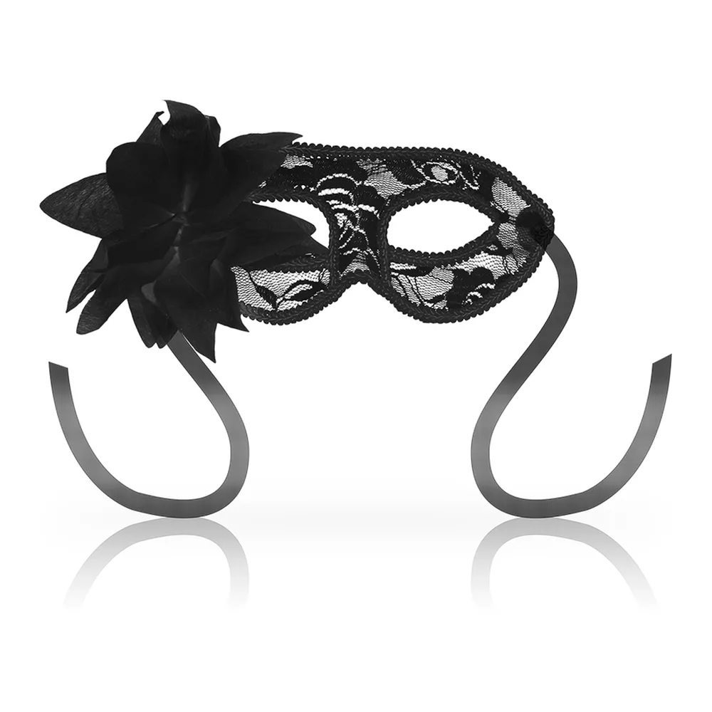Masque en dentelle noire avec motifs ajourés, orné d'une fleur en satin noir sur le côté, muni de deux rubans élastiques gris pour l'ajustement