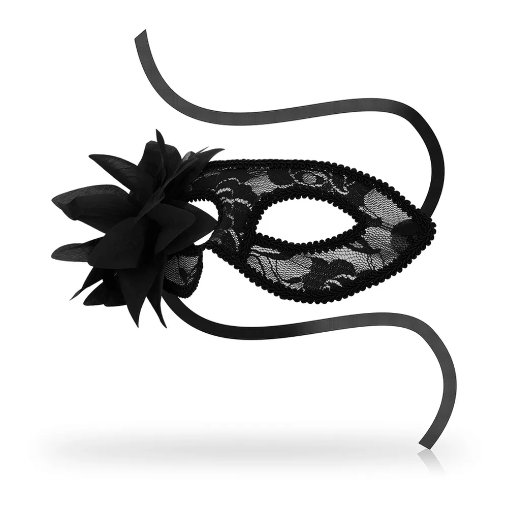 Masque en dentelle noire avec motifs ajourés, orné d'une fleur en satin noir sur le côté, muni de deux rubans élastiques gris pour l'ajustement