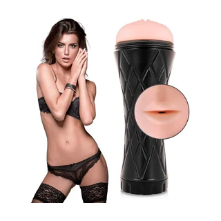 Masturbateur cylindrique noir avec dome rose et détail de l'orifice, manchon texturé amovible, présenté à côté d'une personne sur fond blanc