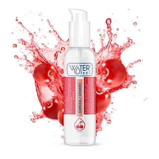 Flacon blanc de lubrifiant aromatisé cerise avec bouchon pompe, entouré d'éclaboussures d'eau rouge et de cerises fraîches sur fond blanc