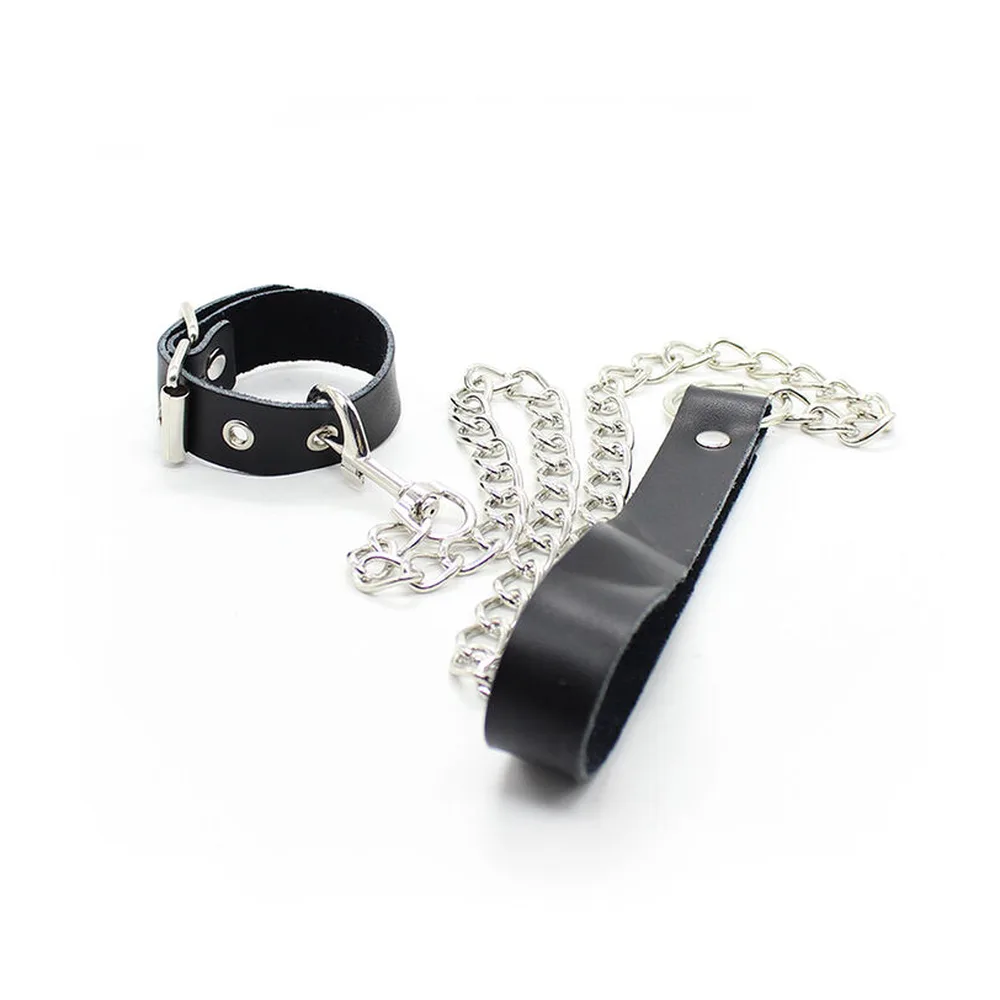 Collier et bracelet de cuir noir reliés par une chaîne en métal argenté, ensemble assorti avec fermoirs et rivets