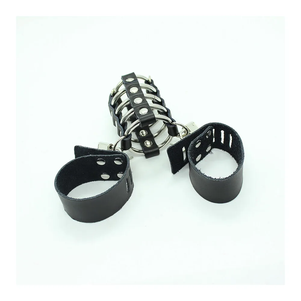 Cage de chasteté en métal argenté à barreaux ajourés avec anneaux, accompagnée de deux sangles de cuir noir réglables dotées de rivets argentés, sur fond blanc