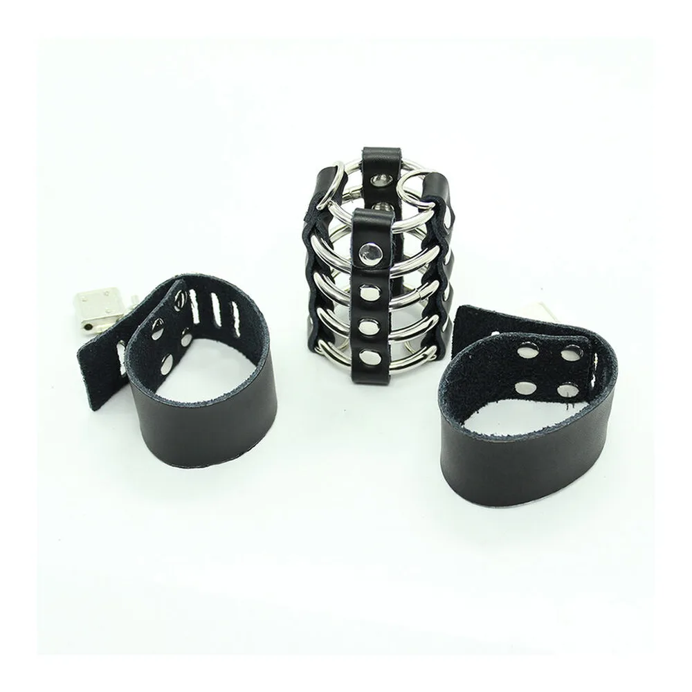 Cage de chasteté en métal argenté à barreaux ajourés avec anneaux, accompagnée de deux sangles de cuir noir réglables dotées de rivets argentés, sur fond blanc