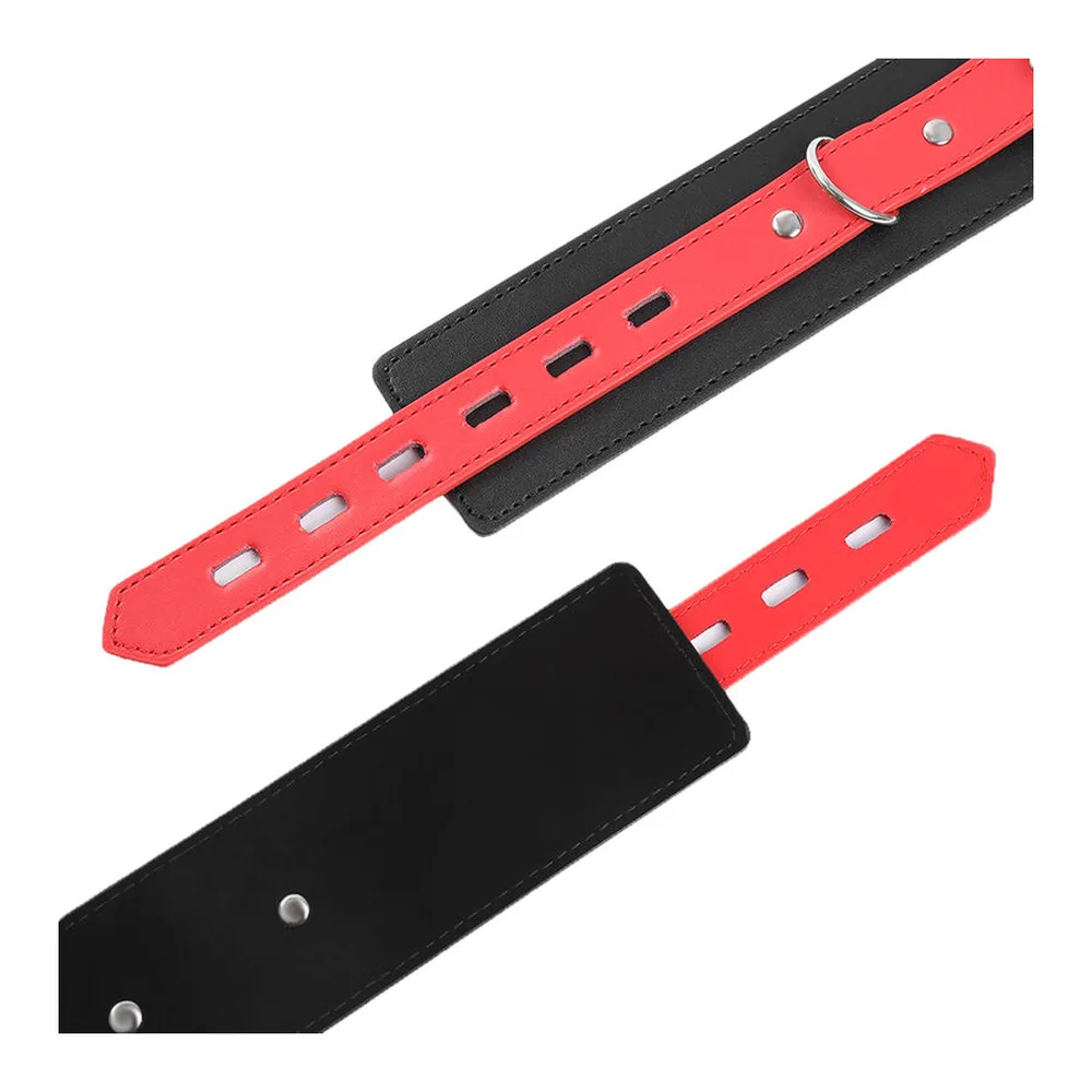 Deux menottes poignets en cuir rouge et noir avec boucles à ardillon, chaîne de liaison amovible, doublure en velours, sur fond blanc