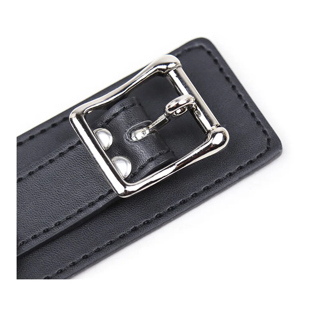 Collier de soumission en cuir noir avec boucle argentée et trois anneaux métalliques, surpiqûres visibles, fond blanc
