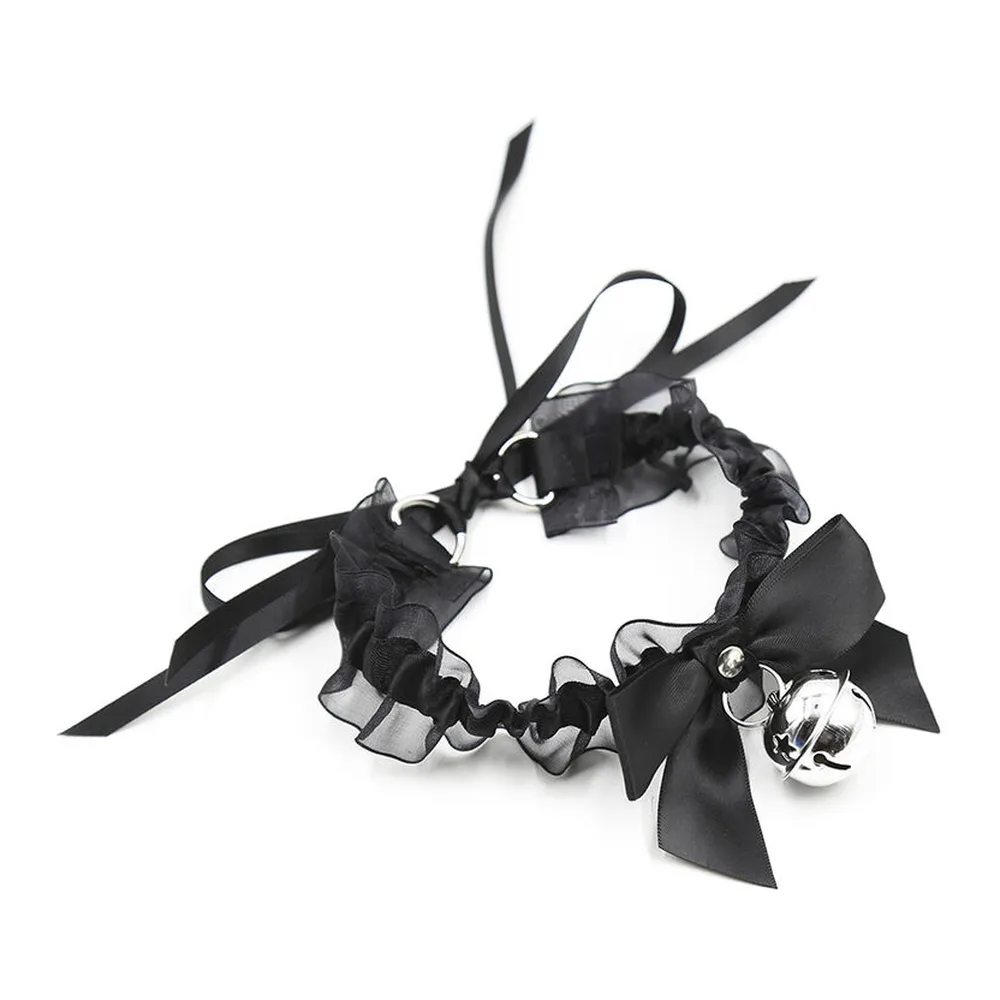 Collier en dentelle noire avec nœud de satin noir et grelot argenté, sur fond blanc