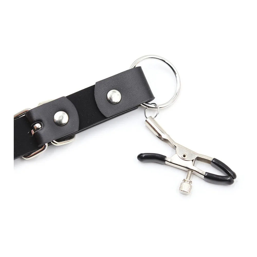 Pince clitoris noire avec sangles et anneau de suspension, équipée de deux pinces métalliques à vis et d'une lanière de cuir noir ajustable avec rivets