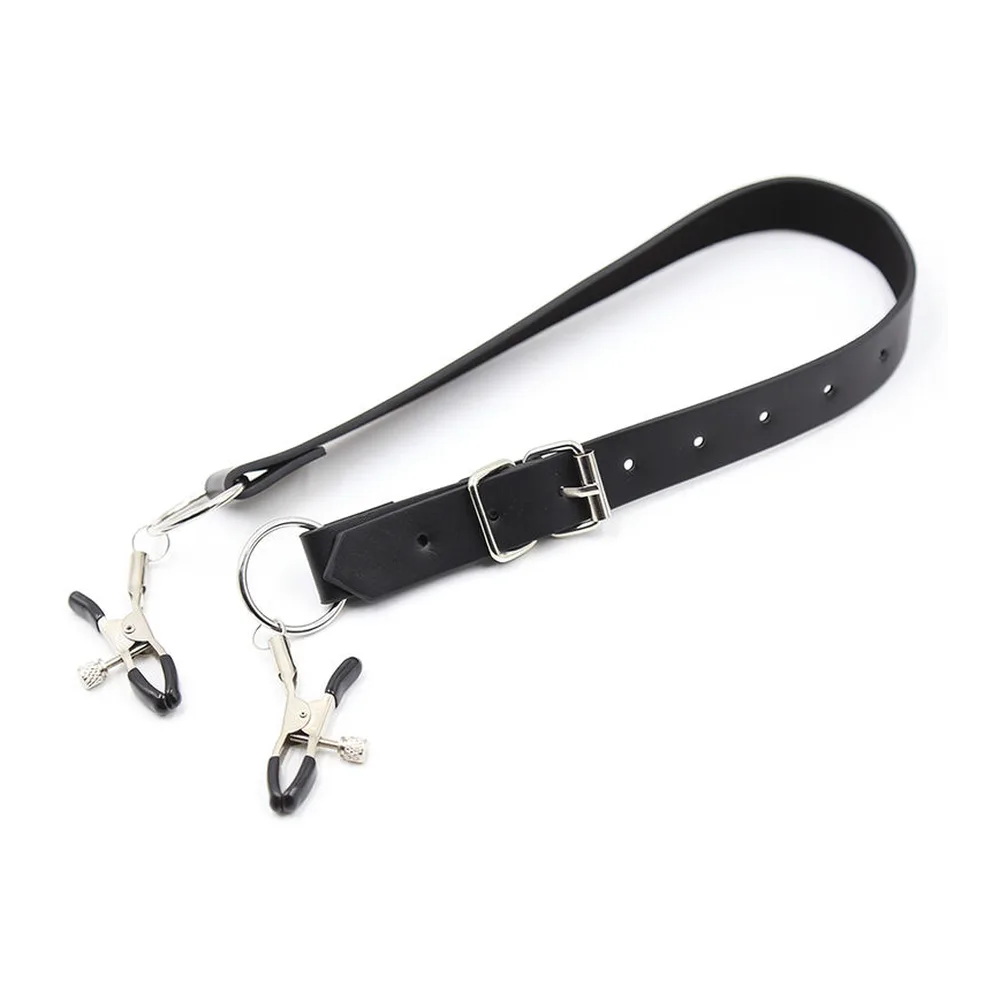 Pince clitoris noire avec sangles et anneau de suspension, équipée de deux pinces métalliques à vis et d'une lanière de cuir noir ajustable avec rivets