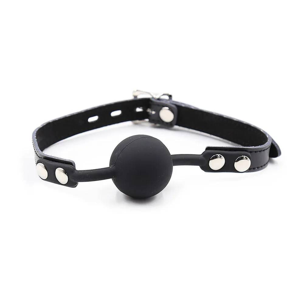 Bâillon avec boule silicone noire de 4 cm, sangle noire ajustable en cuir avec rivets métalliques argentés et boucle de fermeture, fond blanc