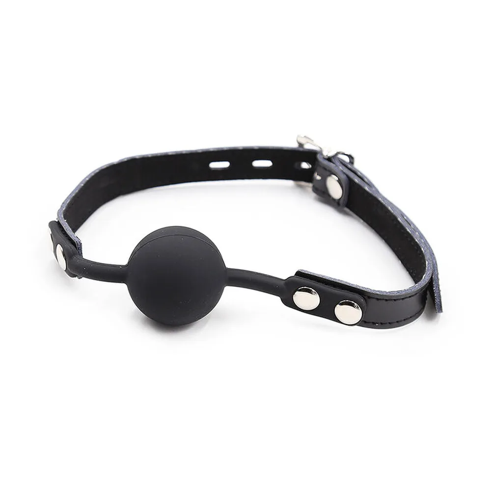 Bâillon avec boule silicone noire de 4 cm, sangle noire ajustable en cuir avec rivets métalliques argentés et boucle de fermeture, fond blanc