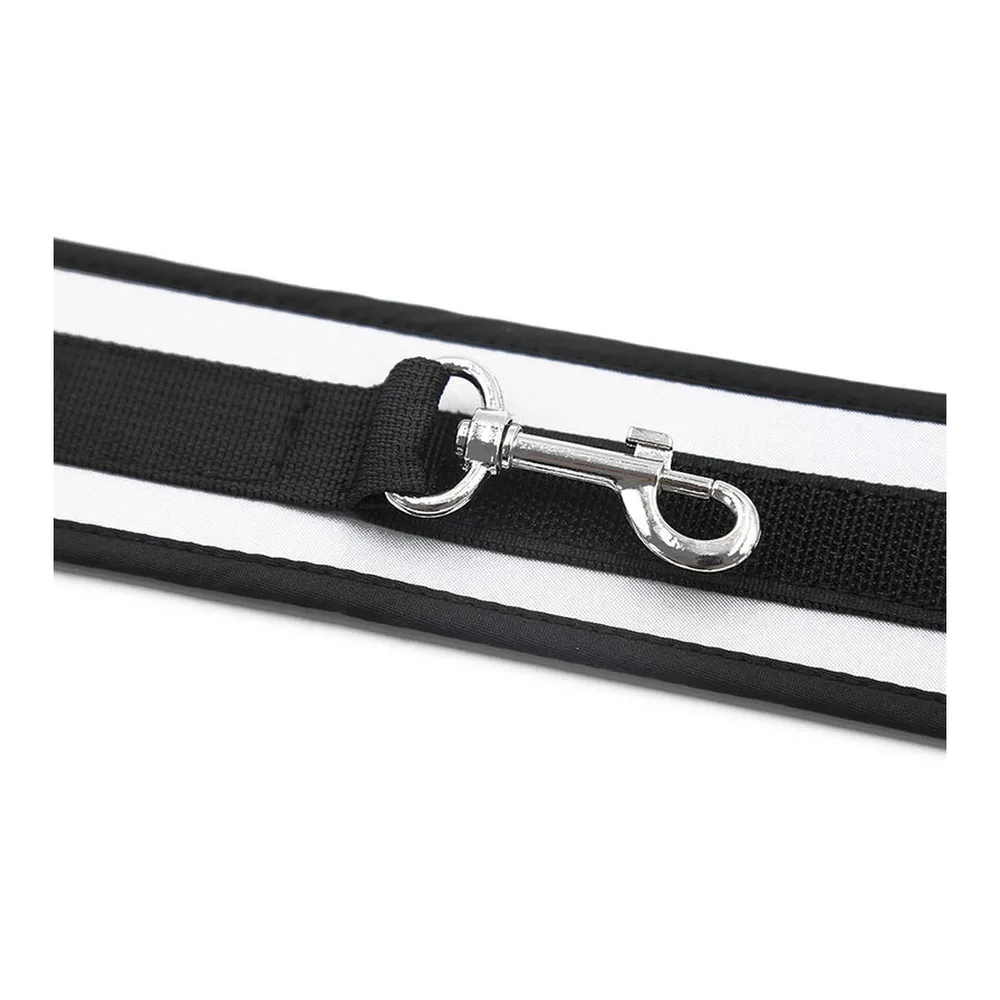 Paire de menottes poignets en néoprène noir rembourré avec bandes réfléchissantes blanches, mousquetons métalliques individuels, sur fond blanc