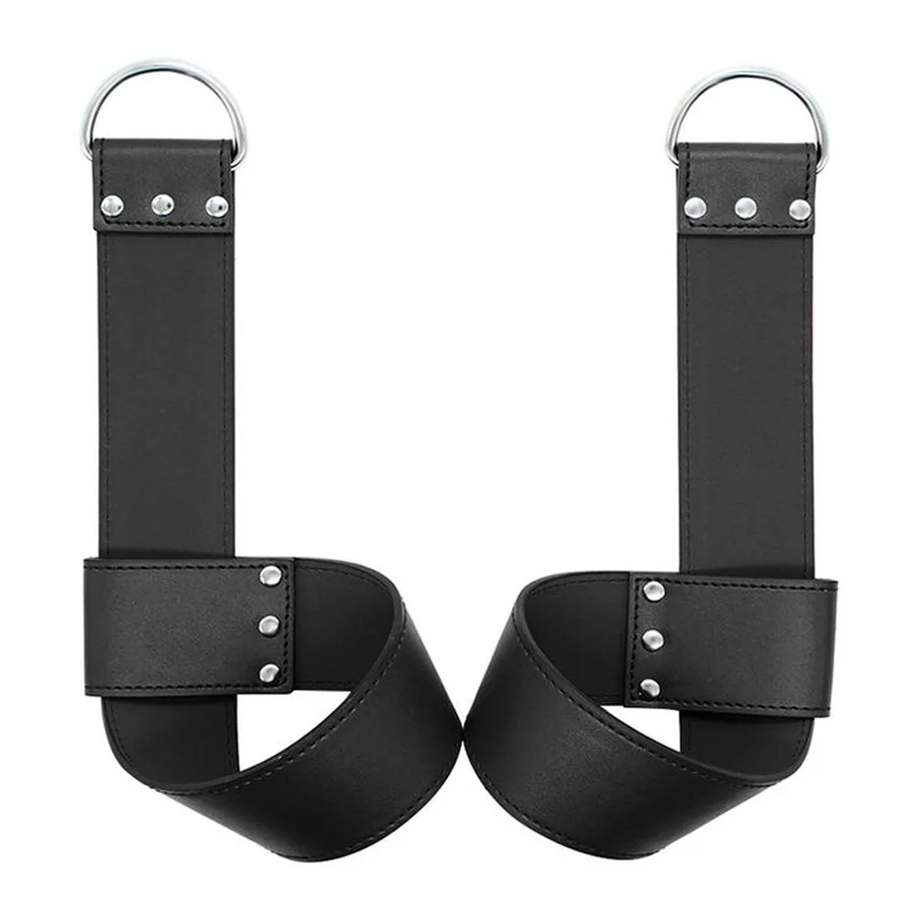 Paire de manchettes de suspension en cuir noir avec boucles larges, anneaux métalliques en haut et rivets argent, vue de face montrant les deux poignets