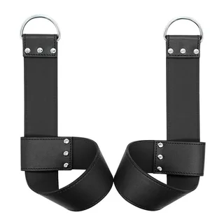 Paire de manchettes de suspension en cuir noir avec boucles larges, anneaux métalliques en haut et rivets argent, vue de face montrant les deux poignets