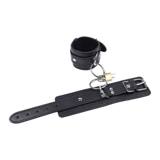 Menottes cuir noir avec anneaux O-ring et cadenas, autre vue 2