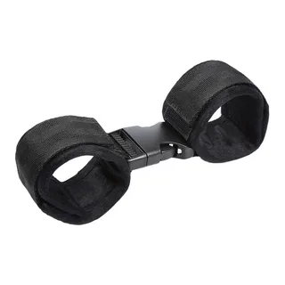 Paire de menottes en nylon noir velouté avec manchettes larges reliées par une barre centrale noire dotée d'une boucle de fermeture à clip