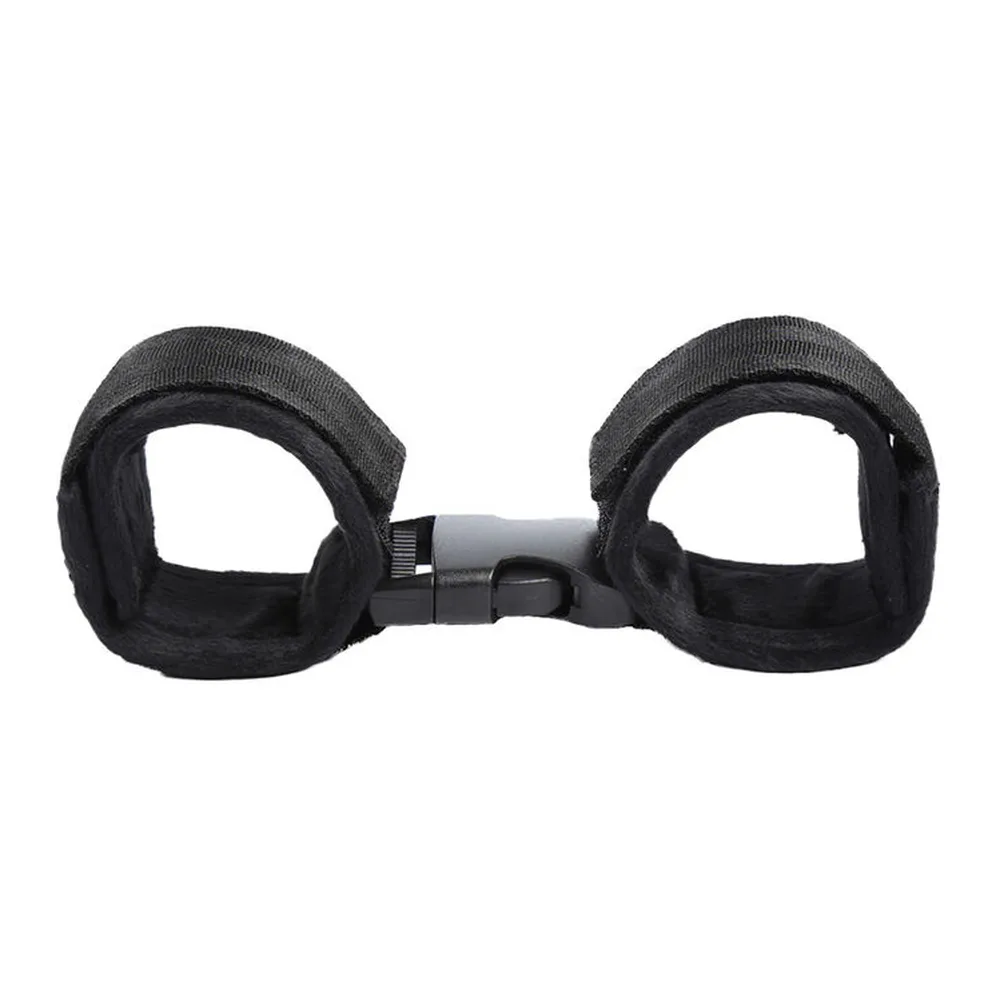 Paire de menottes en nylon noir velouté avec manchettes larges reliées par une barre centrale noire dotée d'une boucle de fermeture à clip