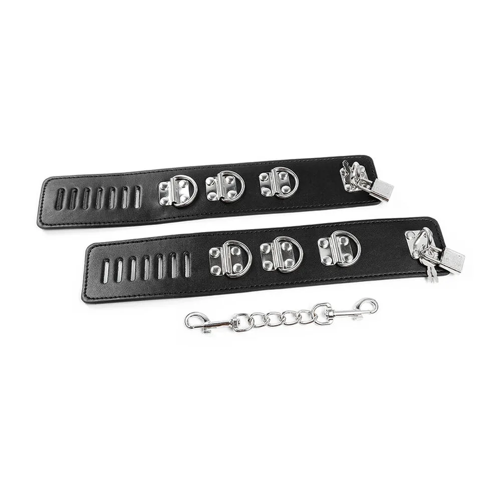Paire de retenues chevilles en cuir noir avec fermoirs métalliques argentés, fentes de ventilation, anneaux de chaîne et cadenas, présentée avec chaîne de rallonge métallique