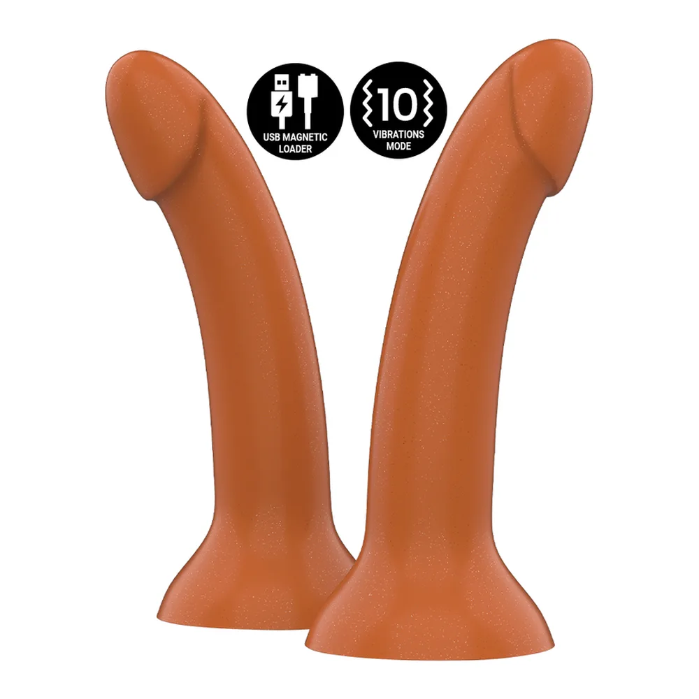 Gode vibrant orange de 17 cm avec largeur de 4 cm, base de maintien, présenté aux côtés d'une canette de boisson pour comparaison d'échelle et de son emballage noir