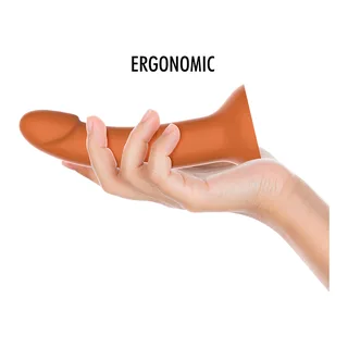 Gode en silicone orange terracotta à large tête arrrondie, tenu dans une main ouverte pour montrer son ergonomie et sa flexibilité, sur fond blanc avec inscription « ERGONOMIC »