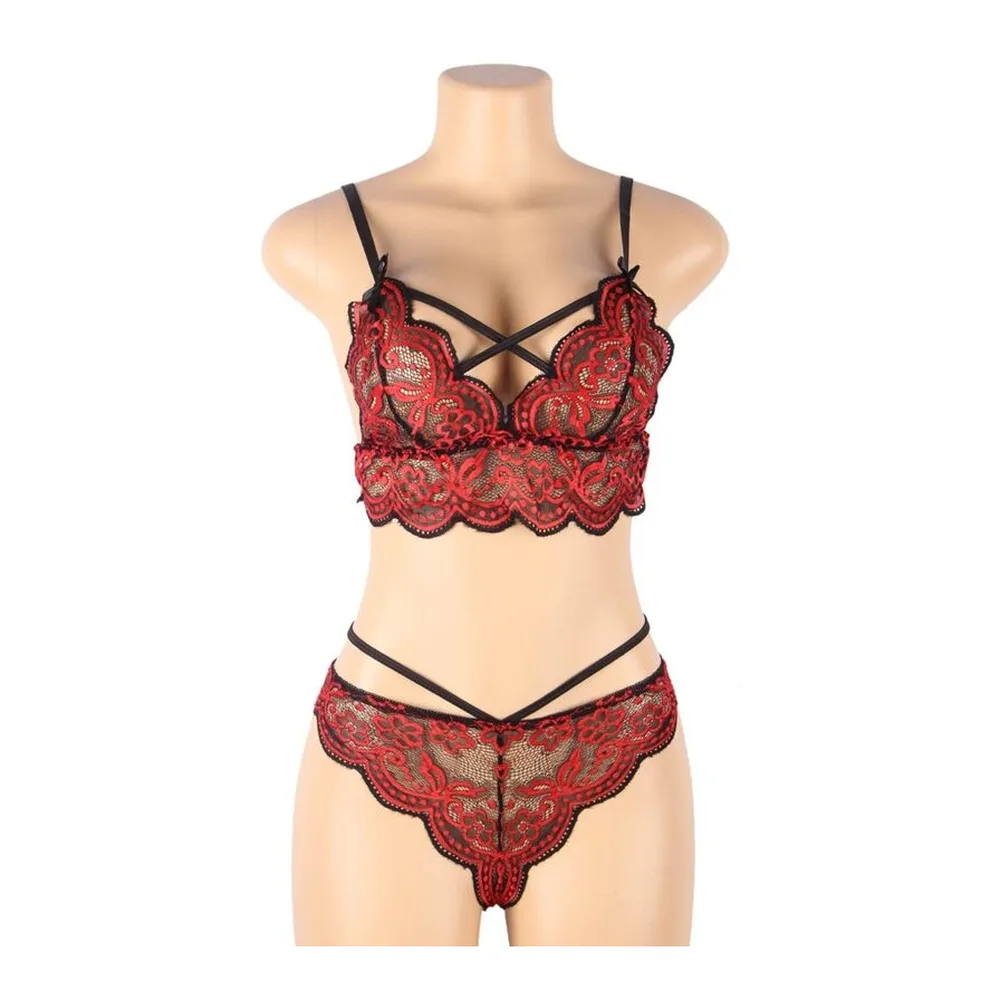 Ensemble deux pièces en dentelle rouge brodée sur fond noir, composé d'un soutien-gorge à bretelles croisées et d'une culotte ornée de motifs floraux, présenté sur mannequin