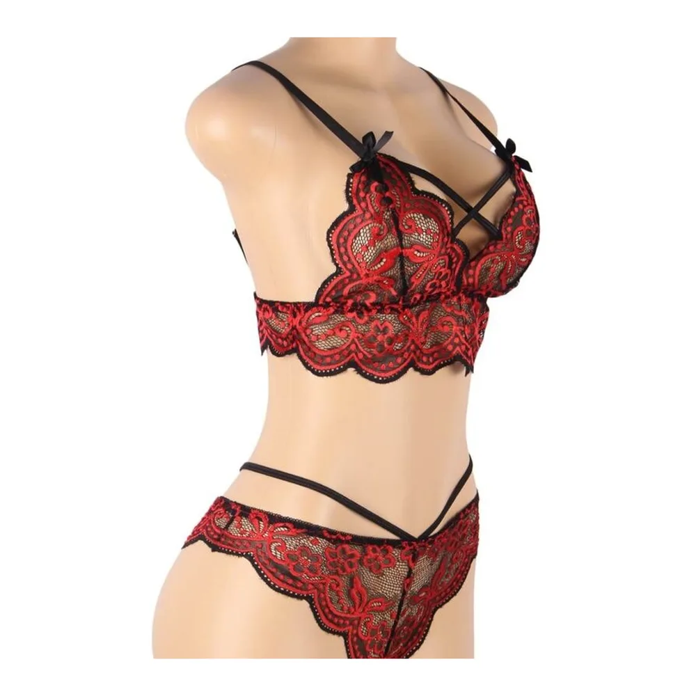 Ensemble deux pièces en dentelle rouge brodée sur fond noir, composé d'un soutien-gorge à bretelles croisées et d'une culotte ornée de motifs floraux, présenté sur mannequin