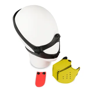 Museau pour chien en silicone jaune fluo avec sangle noire ajustable à 4 positions, présenté avec accessoires rouges de fixation sur fond blanc