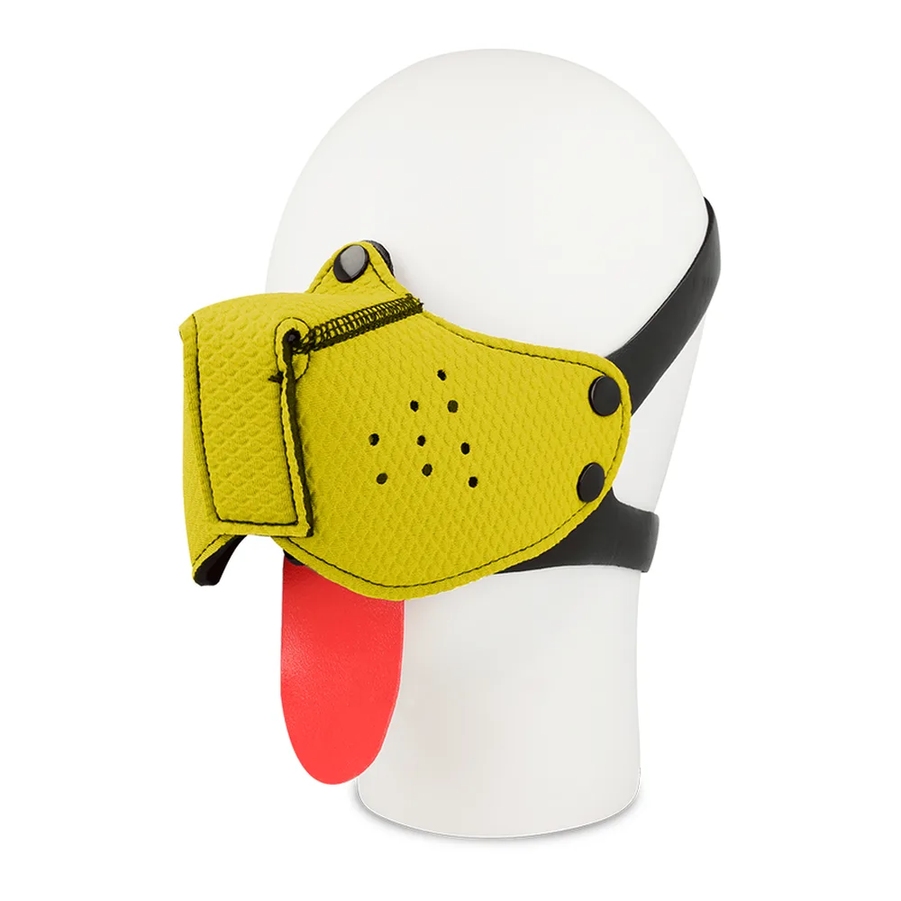 Museau pour chien en silicone jaune fluo avec sangle noire ajustable à 4 positions, présenté avec accessoires rouges de fixation sur fond blanc